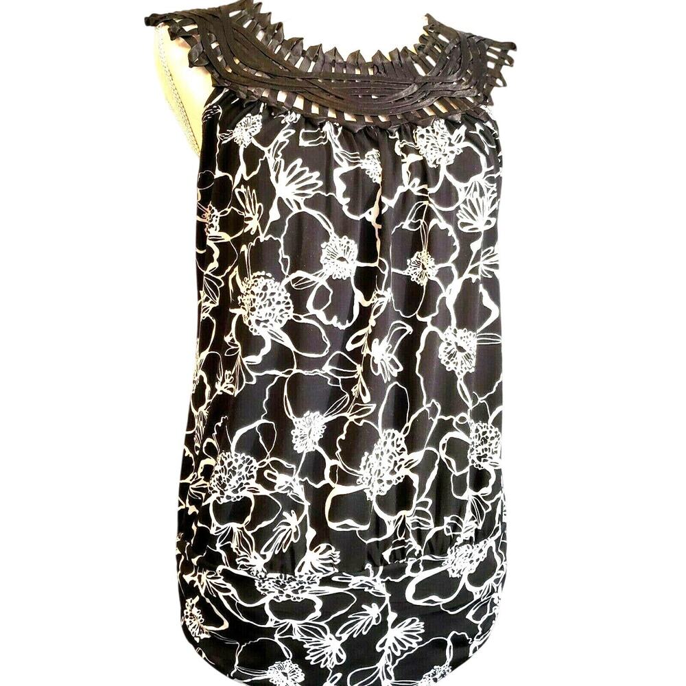 Perseption Concept Floral Top Size M Black & White Lattice Cage Weave Neck Retro